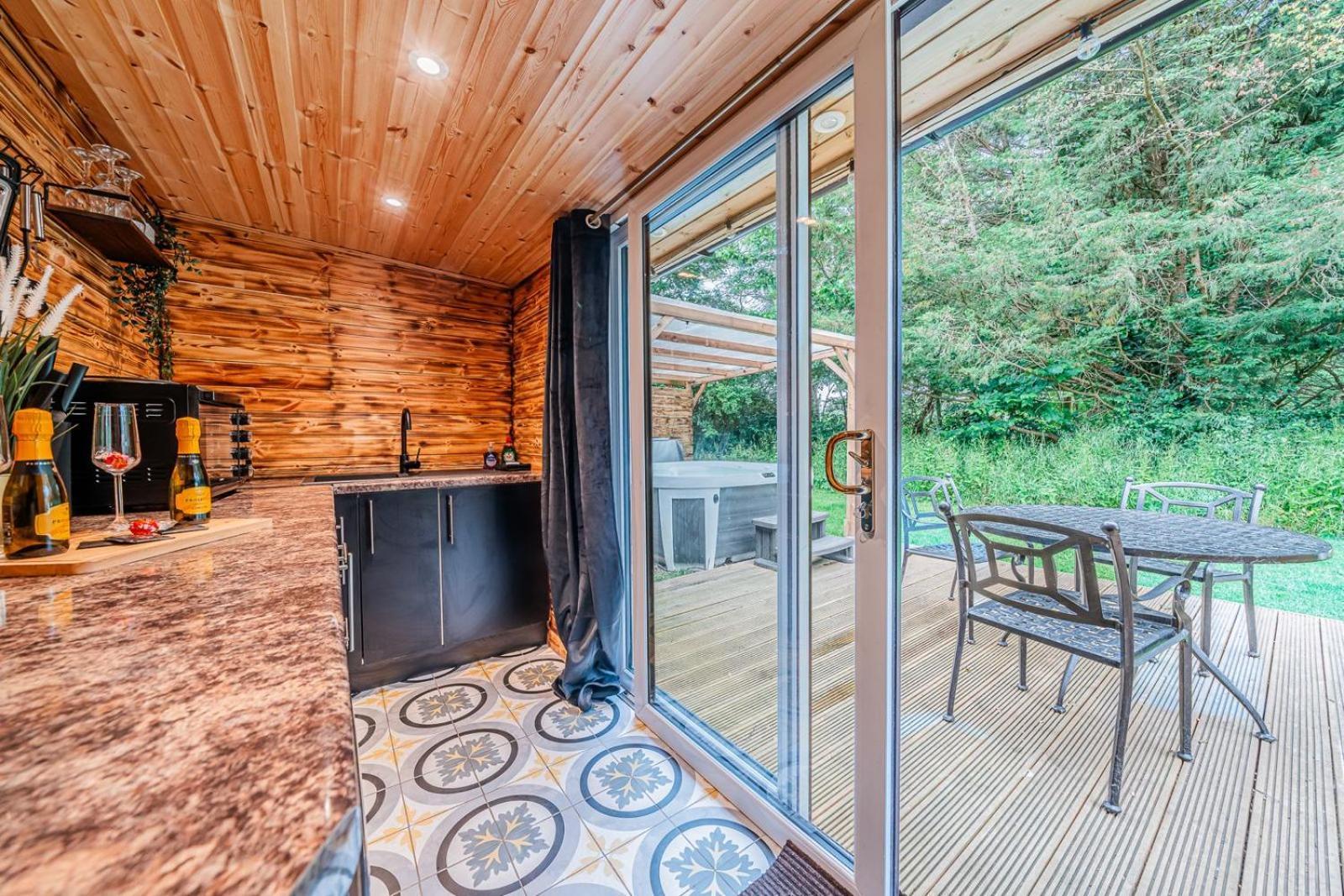 Cozy Cottage With Hot Tub! Cadnam Екстериор снимка