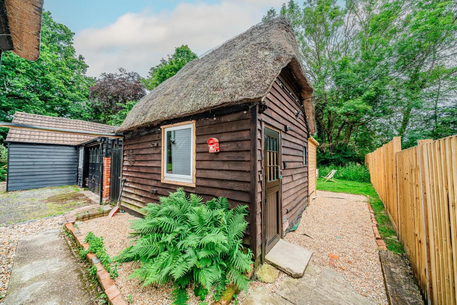 Cozy Cottage With Hot Tub! Cadnam Екстериор снимка